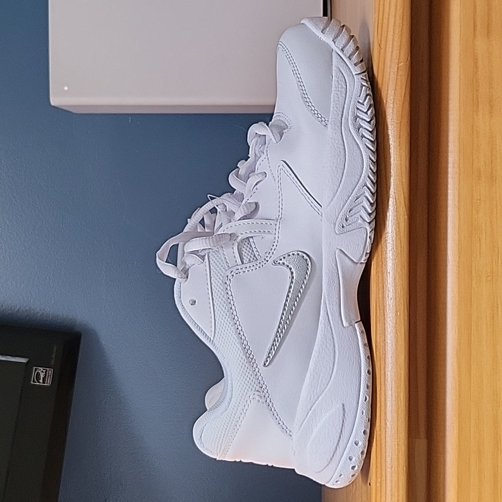 VINTAGE NIKE SNEAKERS